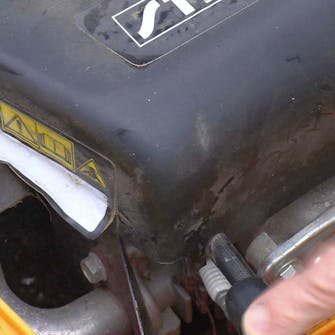 Slipe gressklipper: Ta av plugghetten Slipe gressklipper: Ta av plugghetten